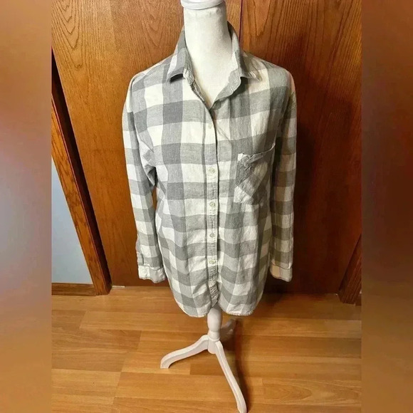 Old Navy Women’s The Boyfriend Shirt Button Down Medium Gray White Cozy - Picture 1 of 16
